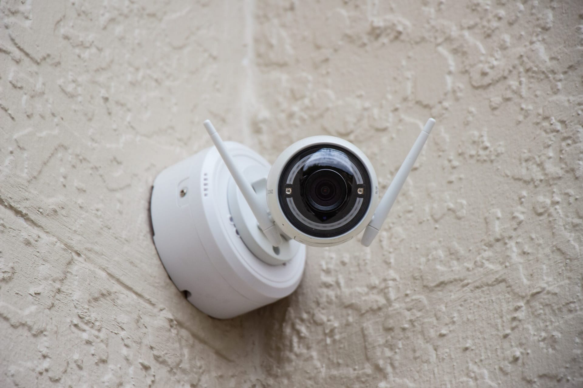 how far can a wireless security camera transmit